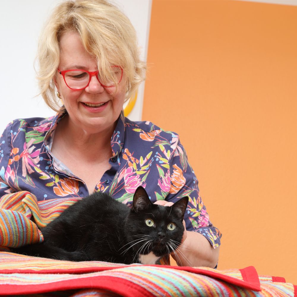Dr. Jenni Hoffmann mit schwarzer Katze